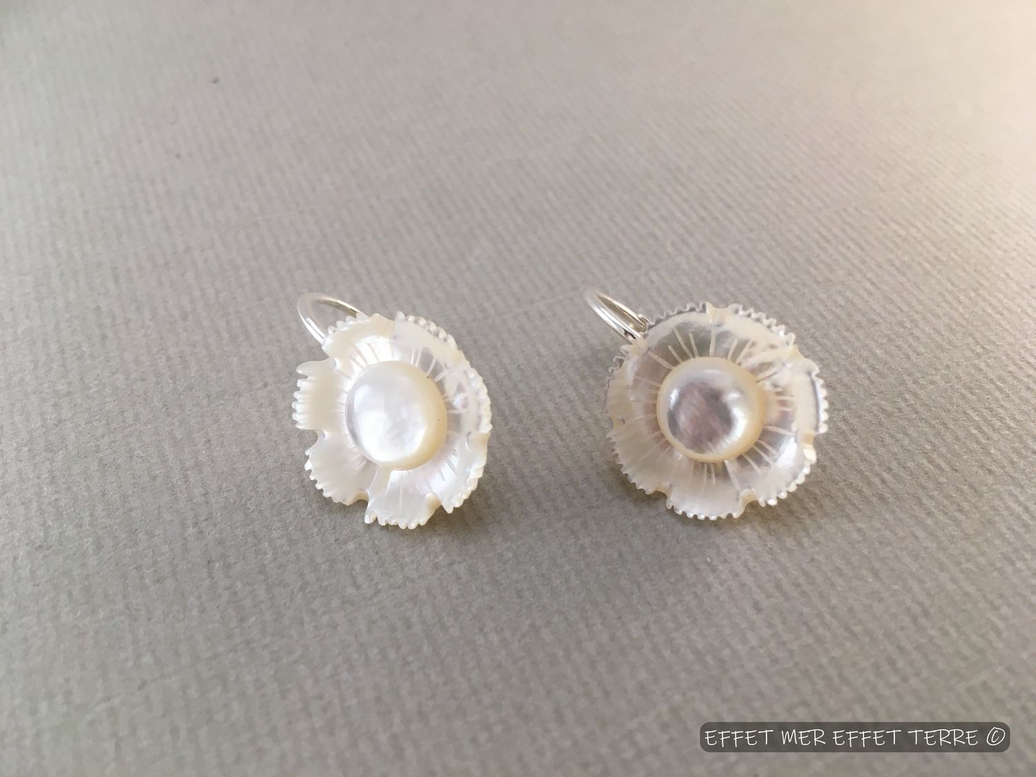 Boucles d&#39;oreilles fleur nacre blanche