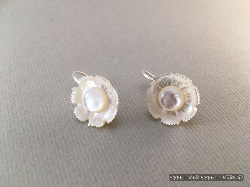 Boucles d&#39;oreilles fleur nacre blanche