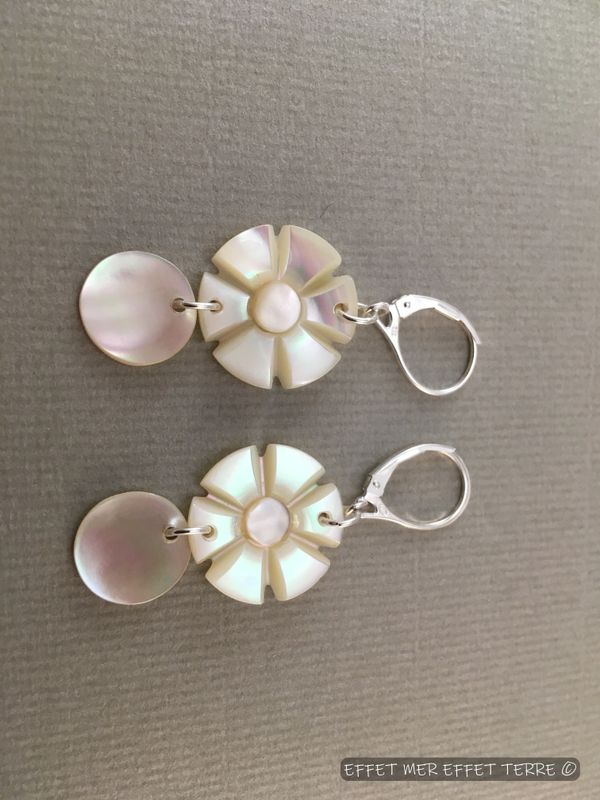 Boucles d&#39;oreilles fleurs nacre burgo