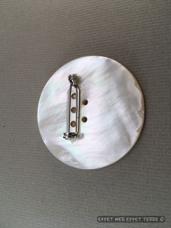 Broche bouton nacre blanche