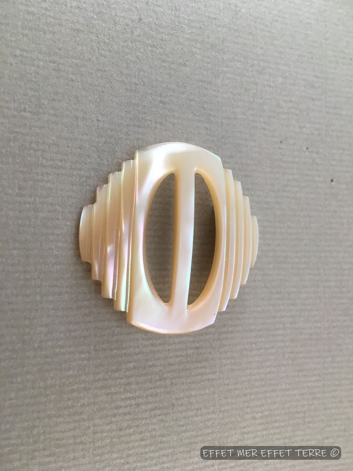 Broche boucle  nacre Burgo