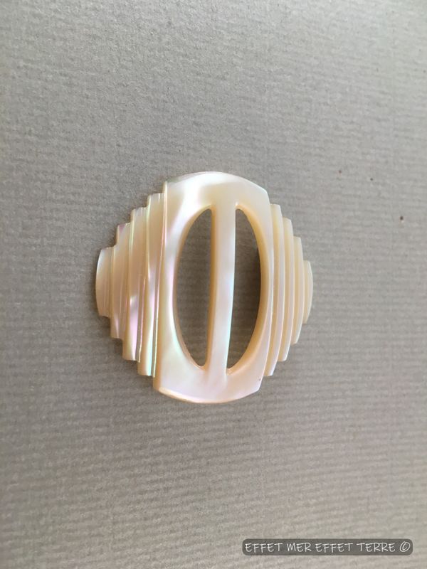 Broche boucle  nacre Burgo
