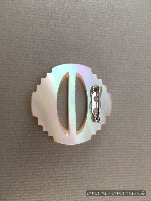 Broche boucle  nacre Burgo