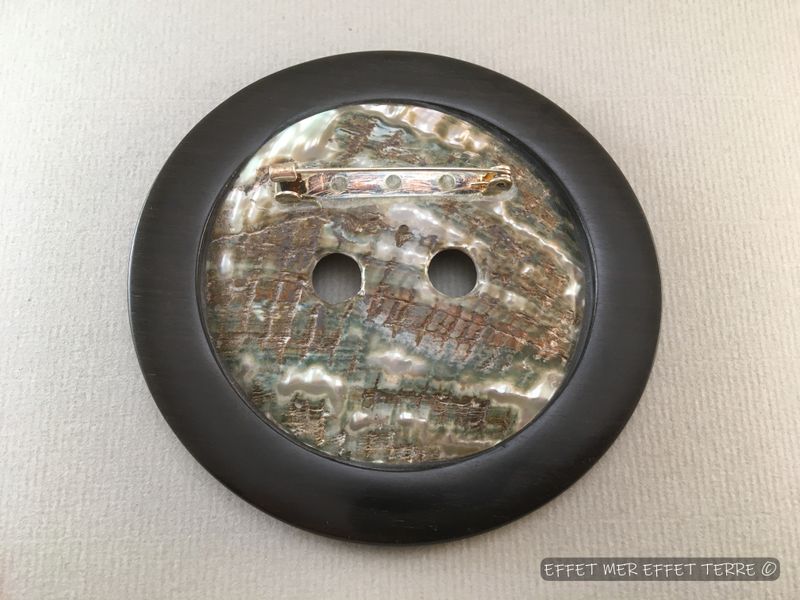 Broche bouton ébène et nacre Haliotide