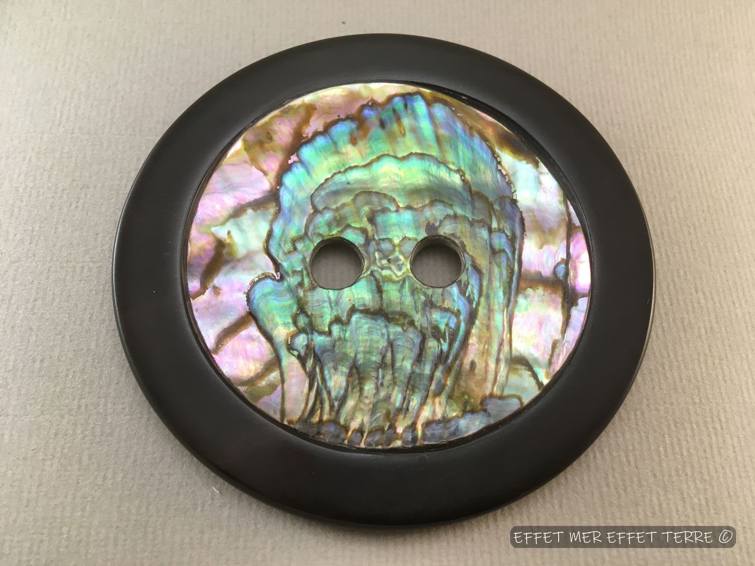 Broche bouton ébène et nacre Haliotide