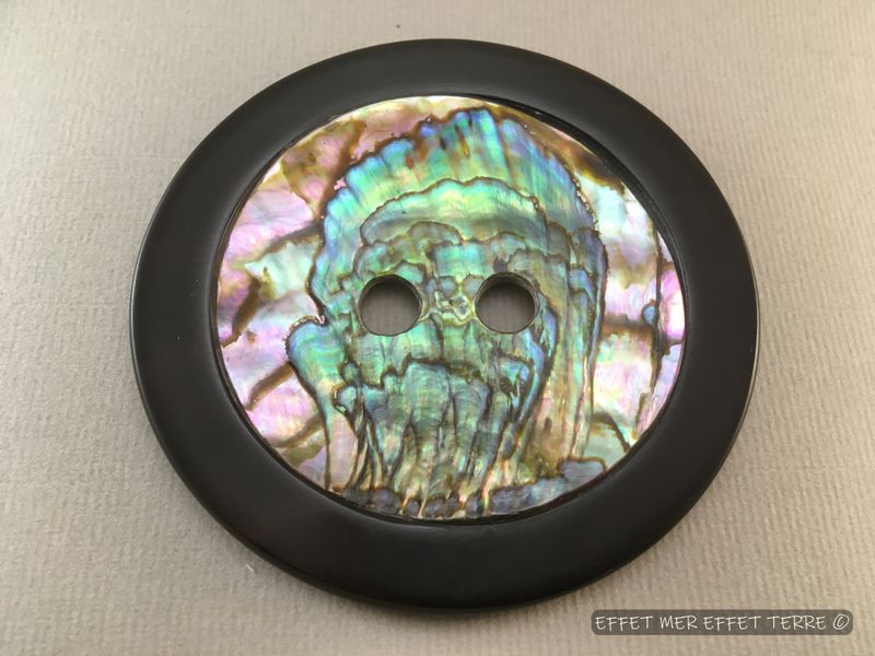 Broche bouton ébène et nacre Haliotide