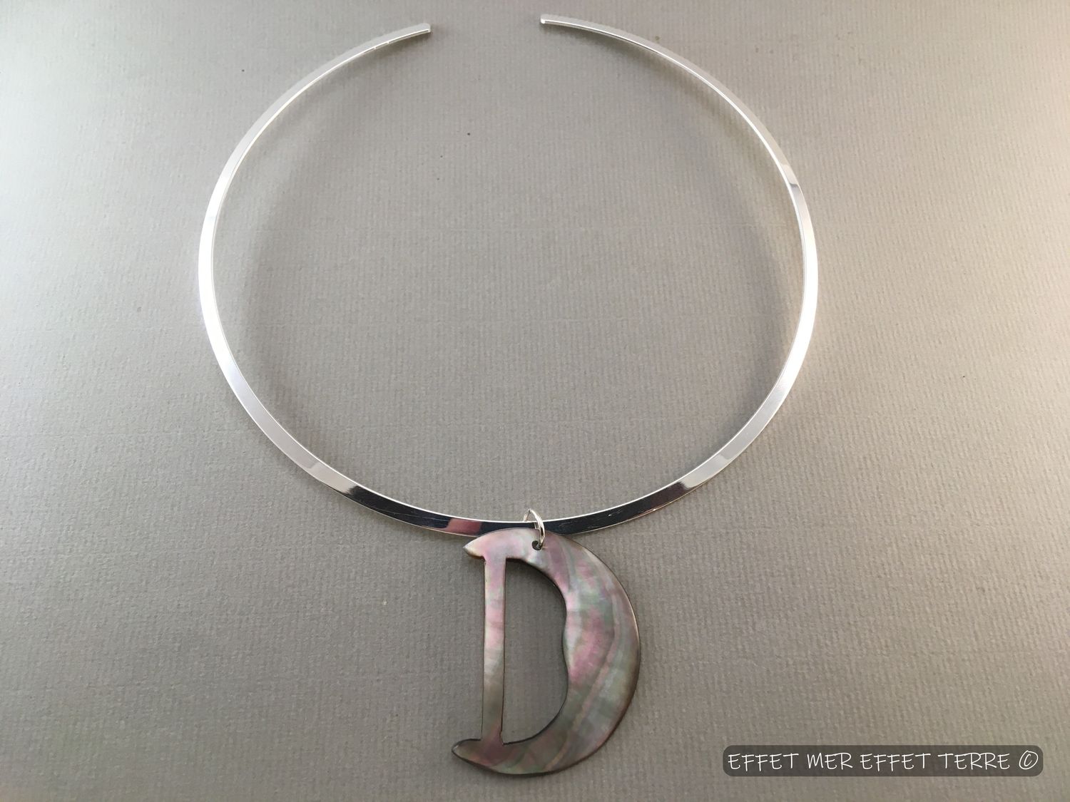 Pendentif lettre D nacre grise