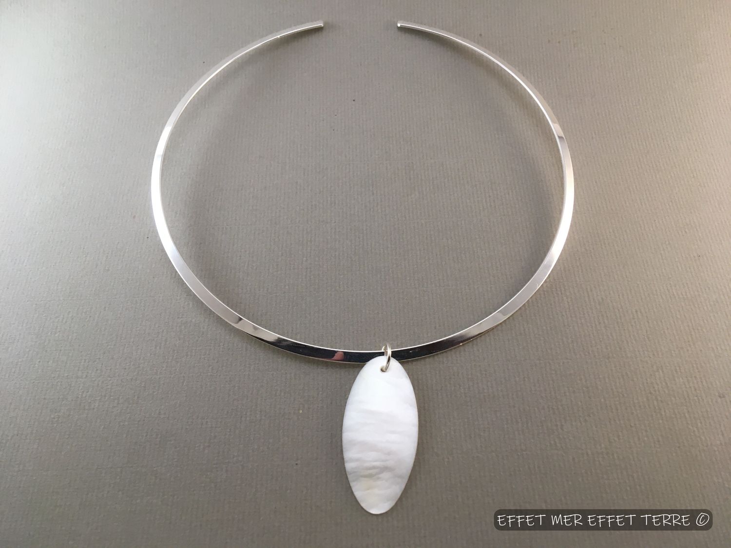 Pendentif allongé nacre blanche
