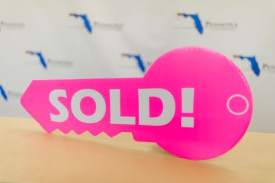 PHOTO PROP SOLD KEY Pink