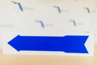DIRECTIONAL ARROW Blue