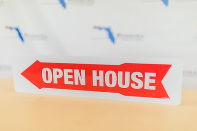 OPEN HOUSE RIDER W/ ARROW Red