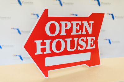 OPEN HOUSE ARROW W/ SPACE FOR ADDRESS Red