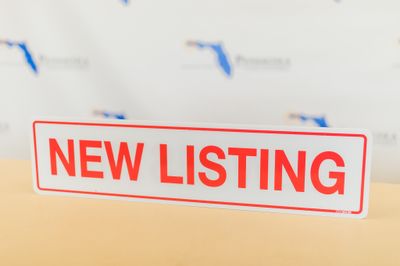 NEW LISTING Red