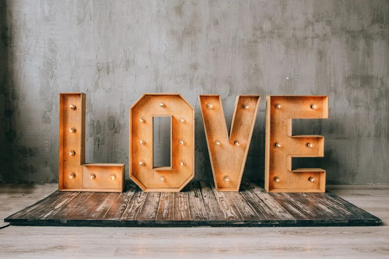 Grand Love en bois lumineux