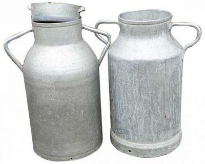 Lot 2 pots à lait