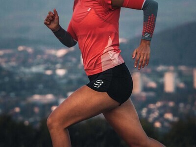 Performance Overshort Woman