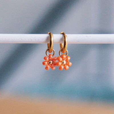 RVS creolen met ‘daisy flower’ – koraal/goud