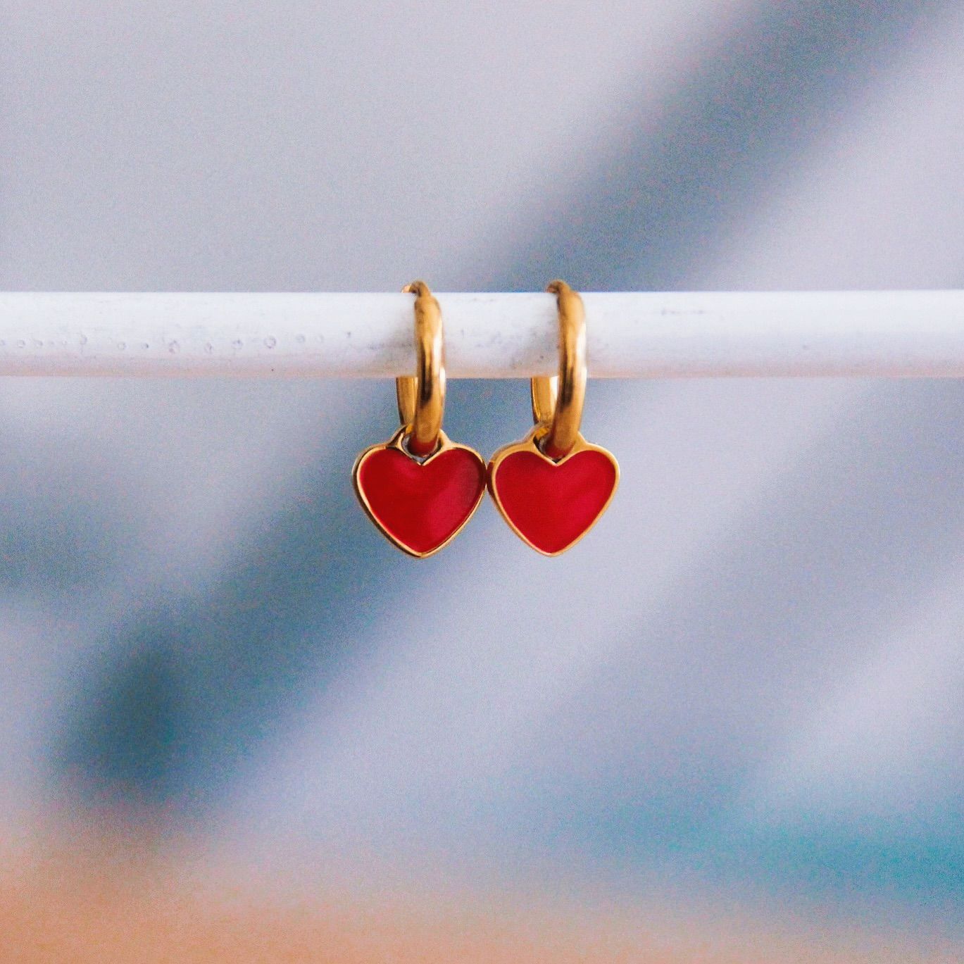 RVS creolen met mini hartje – rood –