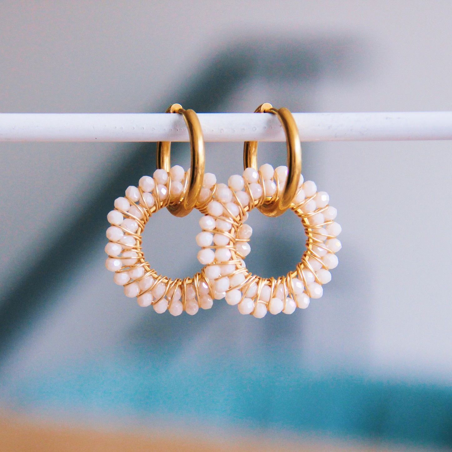 RVS oorring met facet hanger – crème/goud