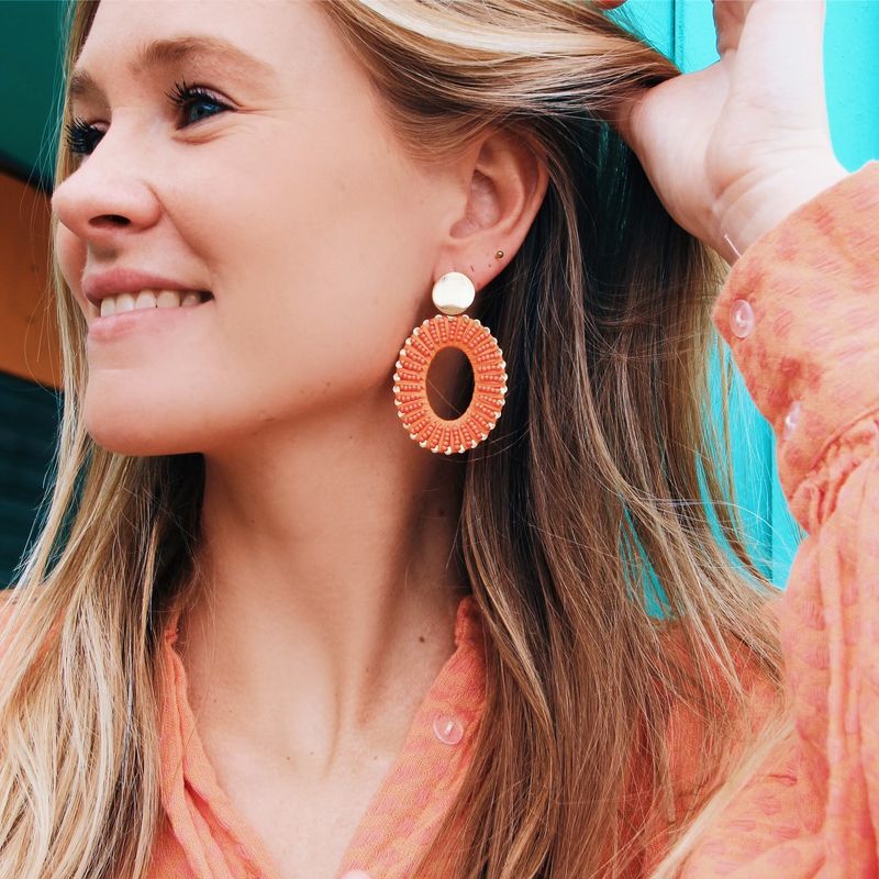 RVS ovale statement oorring – oranje koraal/goud