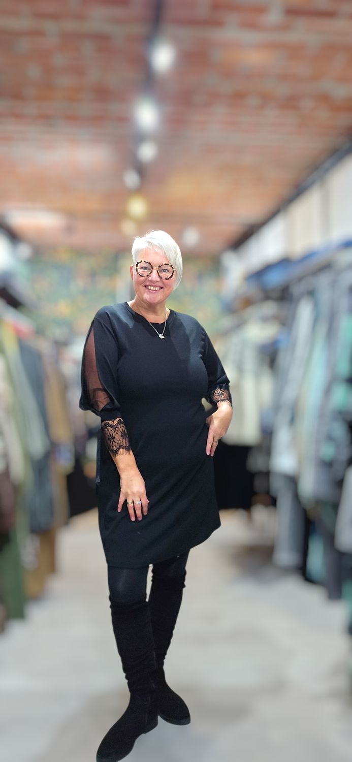 TIMES NASH BLACK DRESS MET KANTEN MOUW