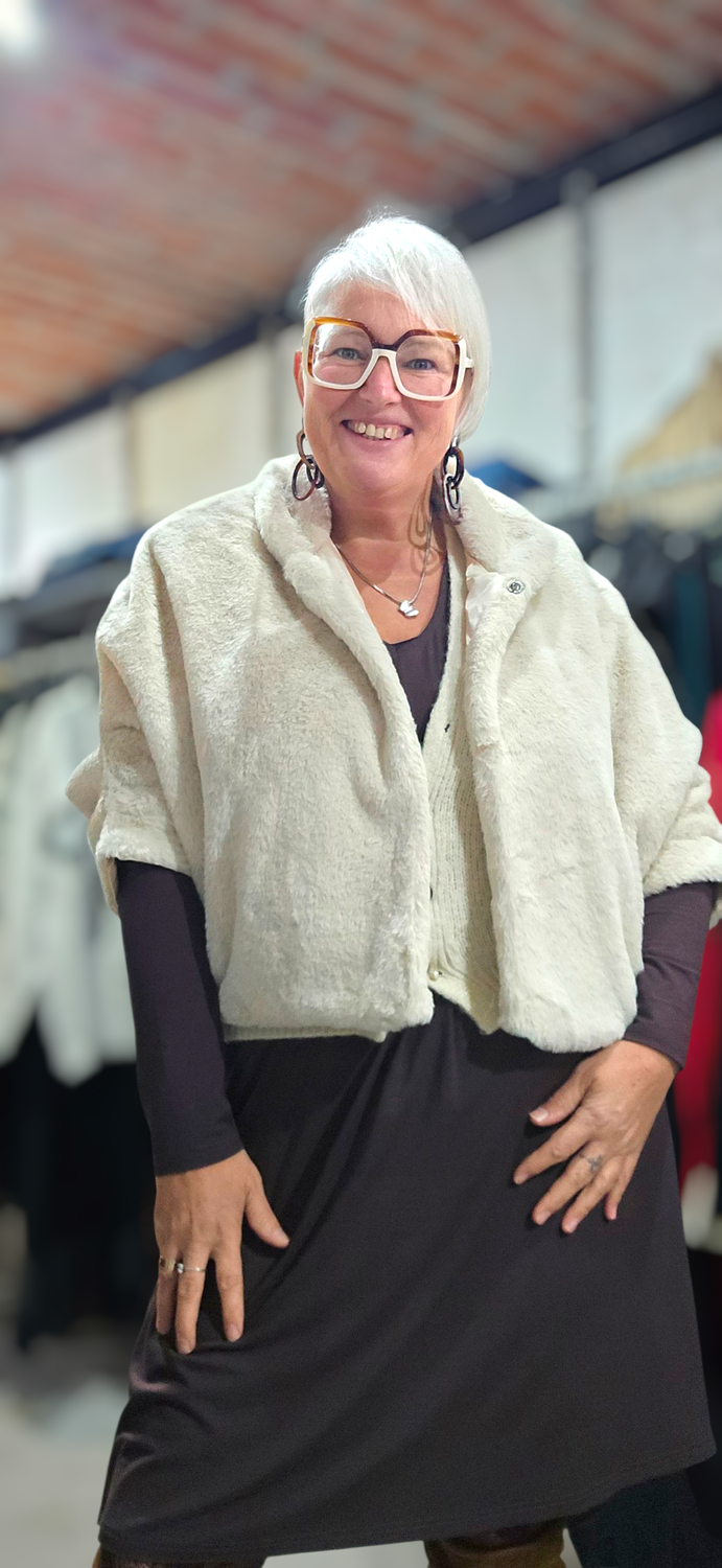 ACCESS CAPE IN FAKE FUR