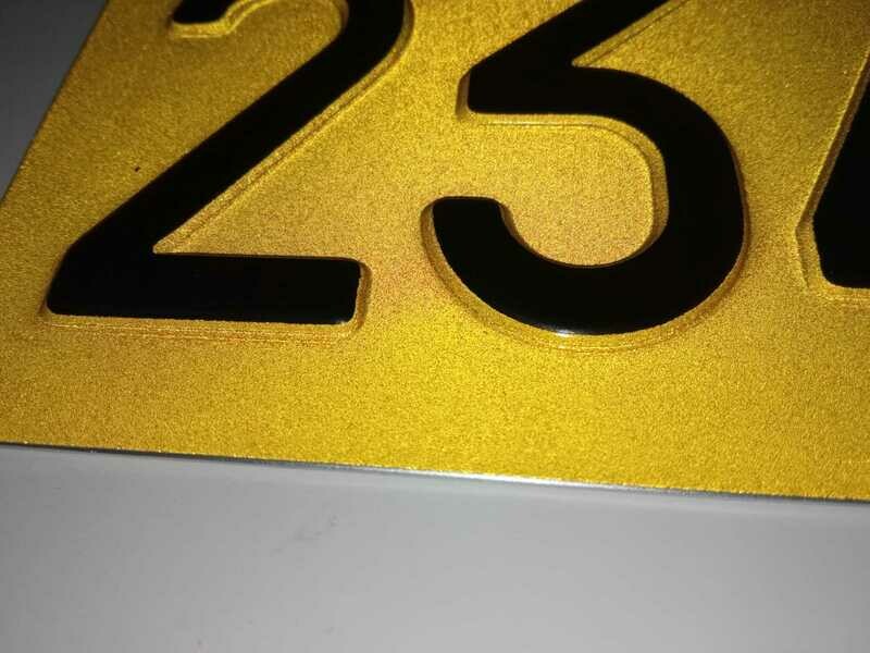 Replica targa trattore misura 16,5x16,5 cm.  a rilievo e catarifrangente sfondo GIALLO numeri NERI