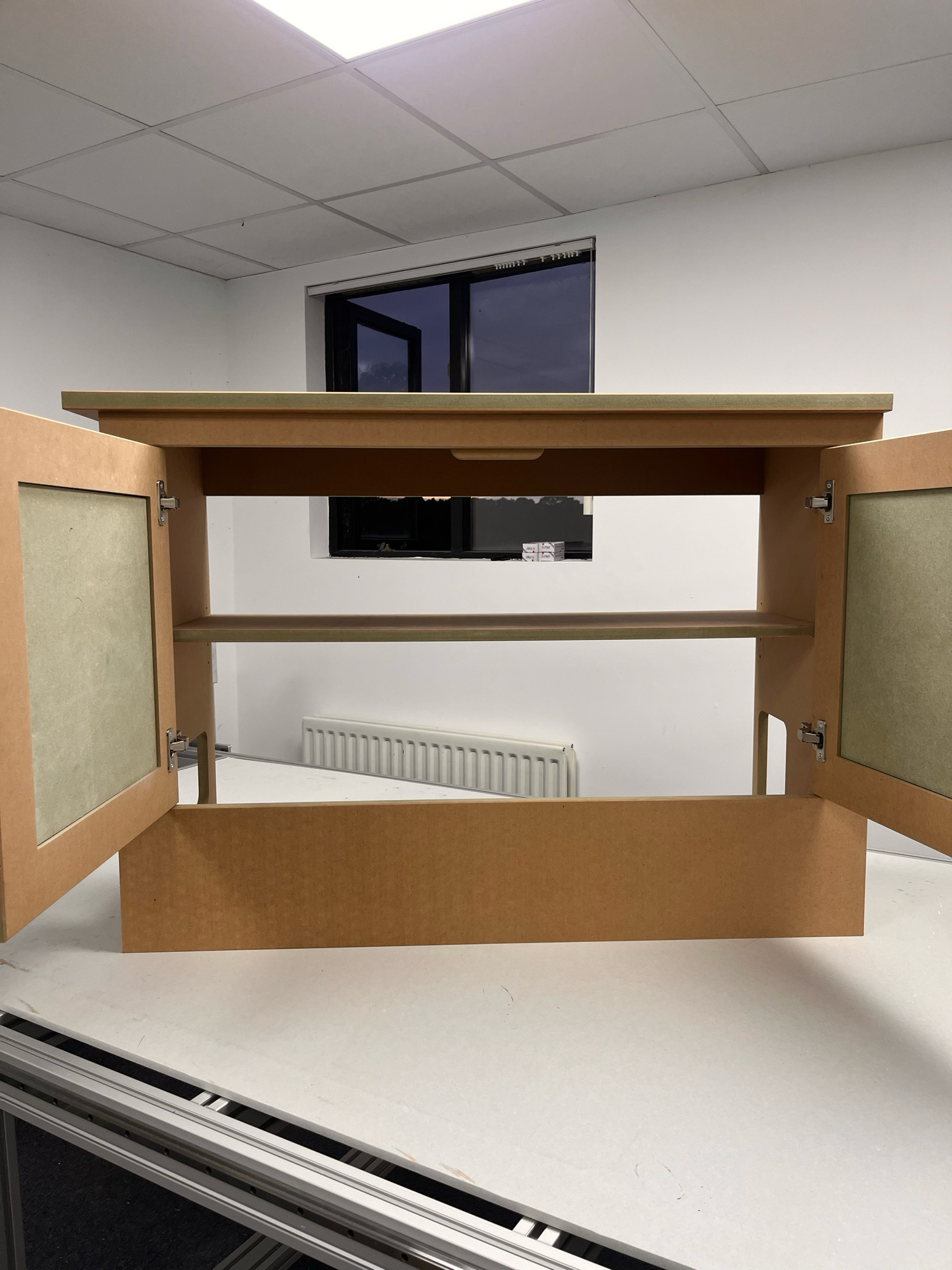 Easy-fit Shaker in frame with simple skirting