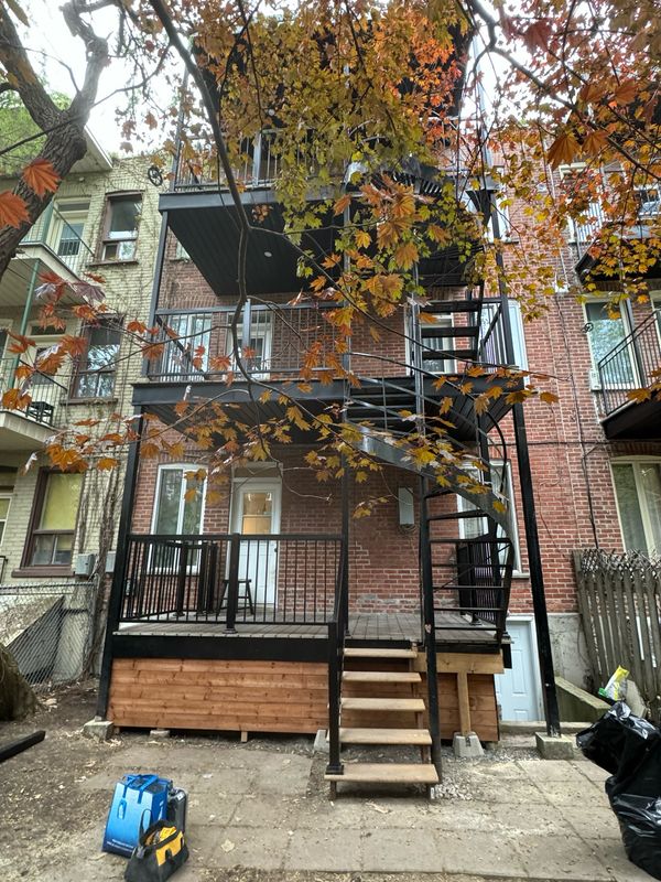 Terrasse, landscaping, stairs and balcony