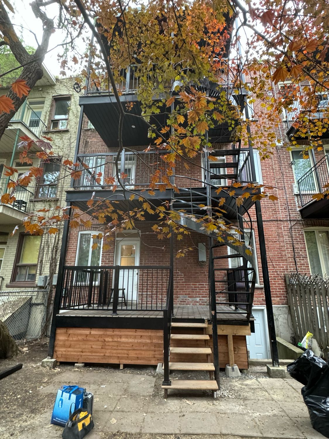 Terrasse, landscaping, stairs and balcony