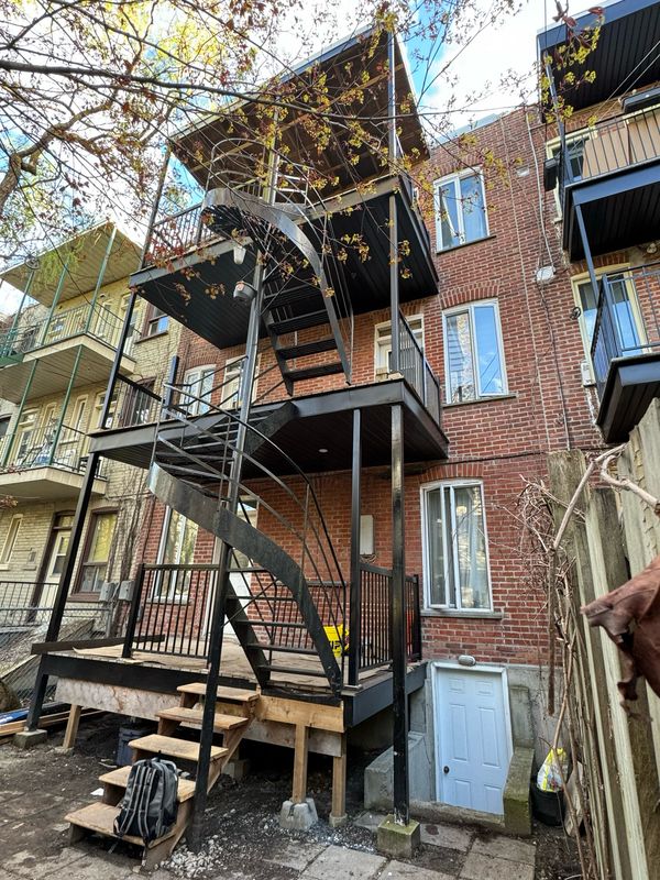 Terrasse, landscaping, stairs and balcony