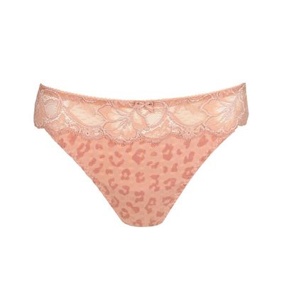 Afbeelding van de PRIMA DONNA MADISON String in Sweet Dust. De string is voorzien van elastische kantdetails en uitgevoerd in een zachte roze tint.