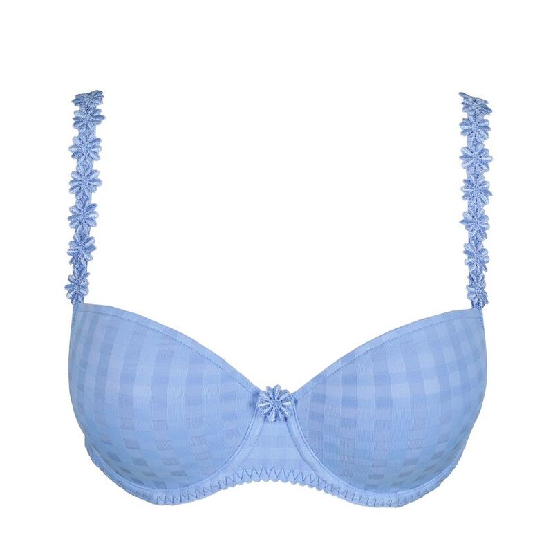 Marie Jo Avero voorgevormde balconette-bh in Santorini Blue, met verfijnde bloemetjesbroderie en licht glanzende stof, liggend op een neutrale achtergrond.