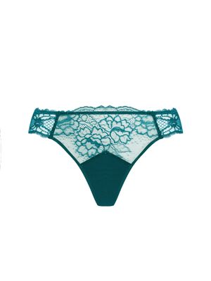 LISE CHARMEL SUBLIME EN DENTELLE Tanga in groen met verfijnde kanten details en bloemenpatroon, op een witte achtergrond.