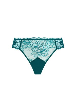 LISE CHARMEL SUBLIME EN DENTELLE Slip Séduction in groen met luxe kanten details en bloemenmotief, op een witte achtergrond.
