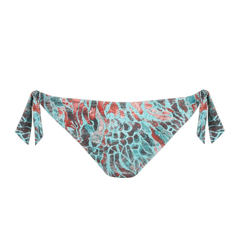 "Close-up van de PRIMA DONNA SWIM RIYAD bikinislip strik in Turquoise Seas, met strikdetails aan de zijkanten en een frisse, levendige kleur, gefotografeerd tegen een witte achtergrond."