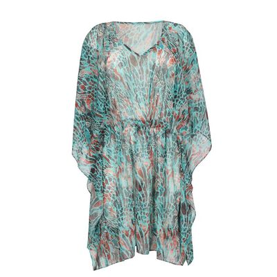 "Close-up van de PRIMA DONNA SWIM RIYAD Tuniek in Turquoise Seas, met verfijnde details en een frisse, zomerse kleur, gefotografeerd tegen een neutrale achtergrond."
