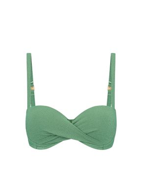 "BEACHLIFE GREEN SHIMMER padded wired bikinitop in een glanzende groene stof, met gewatteerde cups, verstelbare schouderbandjes en een stijlvolle uitstraling, gefotografeerd op een witte achtergrond."