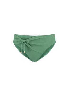 "BEACHLIFE GREEN SHIMMER mid waist bottom in een groene shimmer-stof met een flatterend ontwerp, normale beenuitsnijding en een subtiele glans, gefotografeerd op een witte achtergrond."
