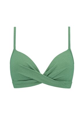 "BEACHLIFE GREEN SHIMMER padded wired bikinitop in een groene shimmer-stof met een luxe glans, gewatteerde cups, verstelbare schouderbandjes en een stijlvolle uitstraling, gefotografeerd op een witte achtergrond."