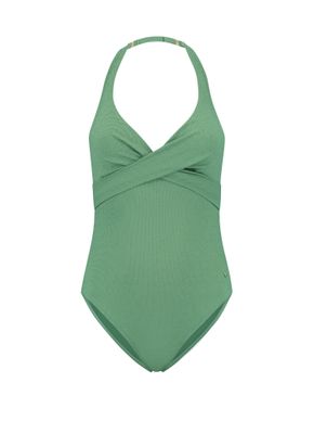 "BEACHLIFE GREEN SHIMMER padded swimsuit in een groene shimmer-stof met gewatteerde cups, verstelbare schouderbandjes en een luxe uitstraling, gefotografeerd op een witte achtergrond."
