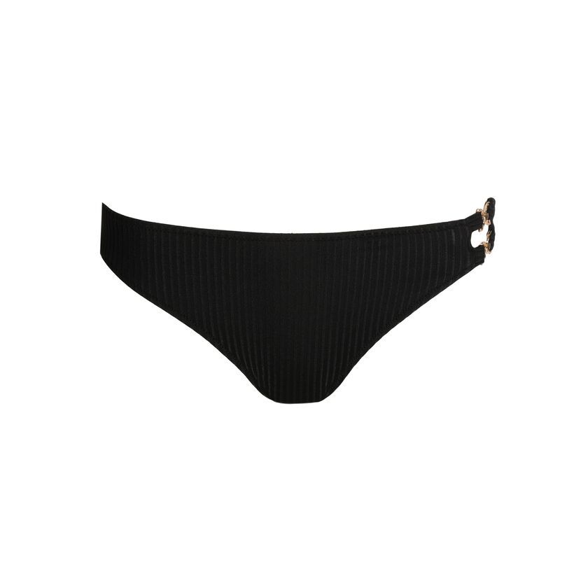 "Marie Jo Swim Emly Bikinislip in zwart, met een klassieke pasvorm en verfijnde afwerking, afgebeeld op een witte achtergrond."