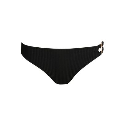 "Marie Jo Swim Emly Bikinislip in zwart, met een klassieke pasvorm en verfijnde afwerking, afgebeeld op een witte achtergrond."