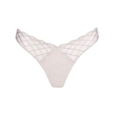 "Marie Jo Aven string in Marble, met een elegante pasvorm en subtiele kanten details, afgebeeld op een witte achtergrond."