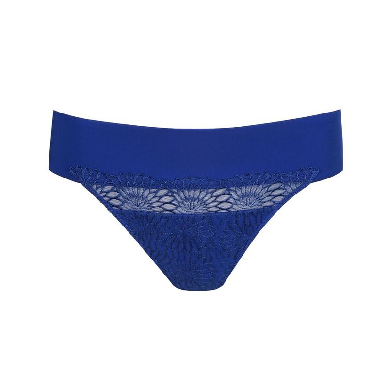 "Prima Donna Sophora string in Blue Print, met luxe kanten details en grafisch borduursel, afgebeeld op een witte achtergrond."