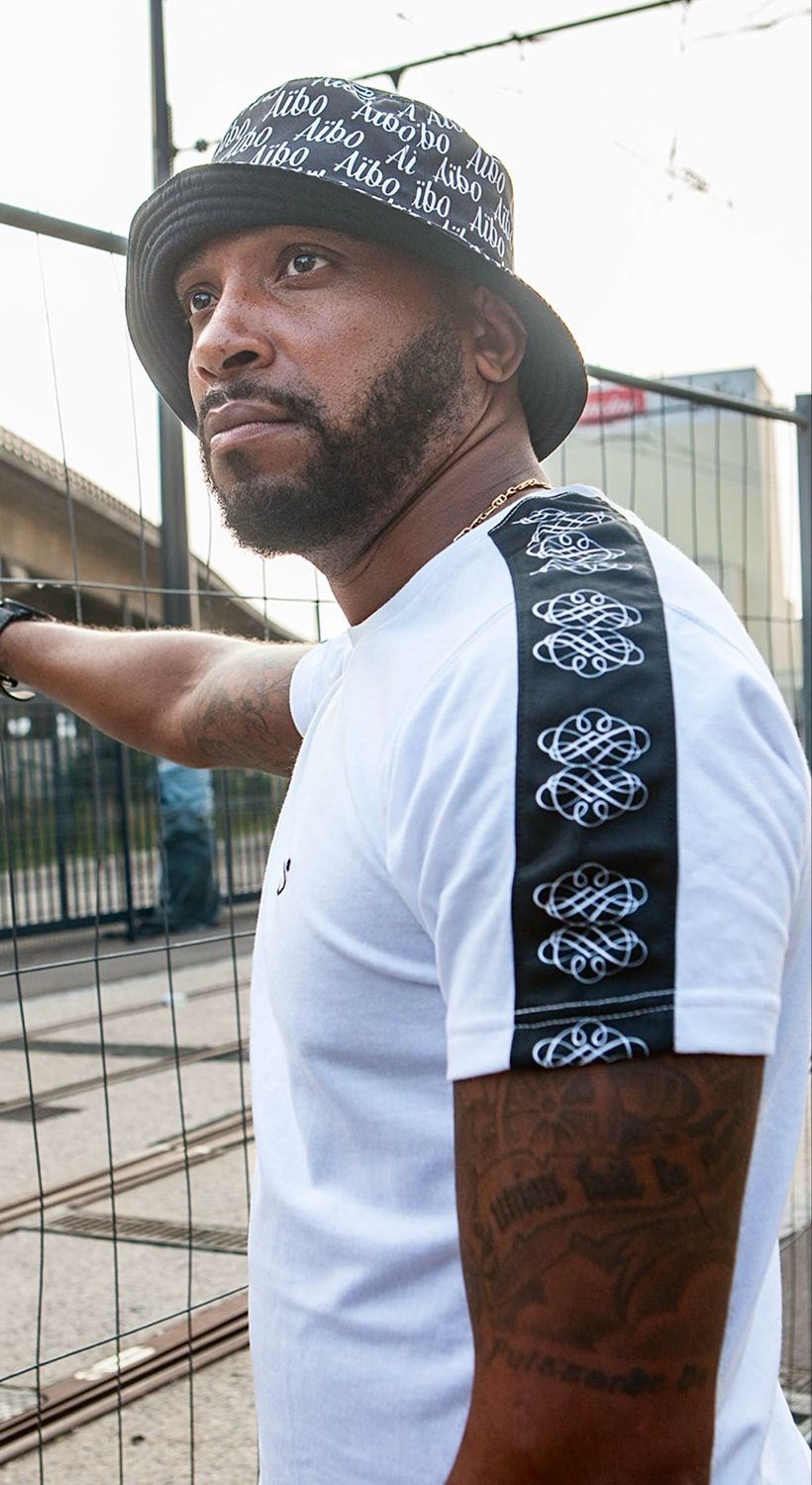 Ensemble sport -Aïbo- couleur : White /bande noir / motif :symbole