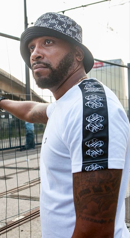 Ensemble sport -Aïbo- couleur : White /bande noir / motif :symbole