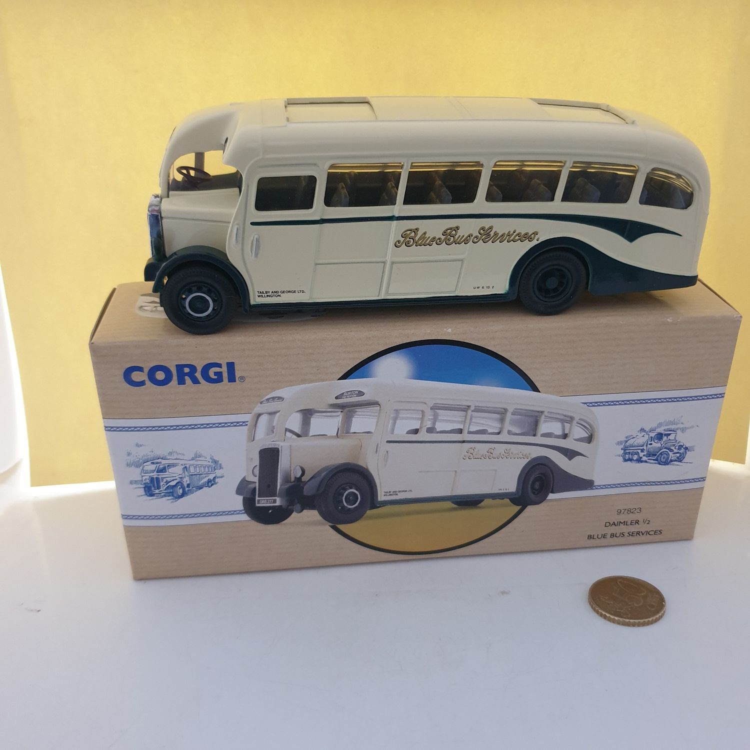 Corgi Coach Bus (YE75)