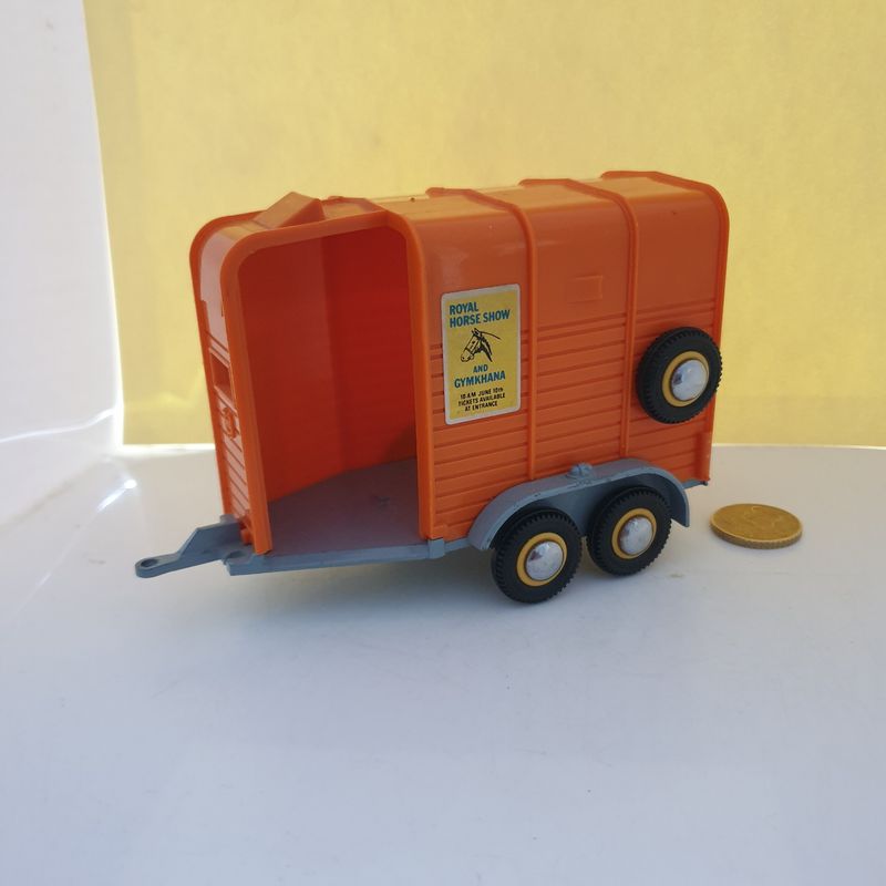 Britain&#39;s Beaufort Double Horsebox Trailer Dated 1979 - Scale 1/32