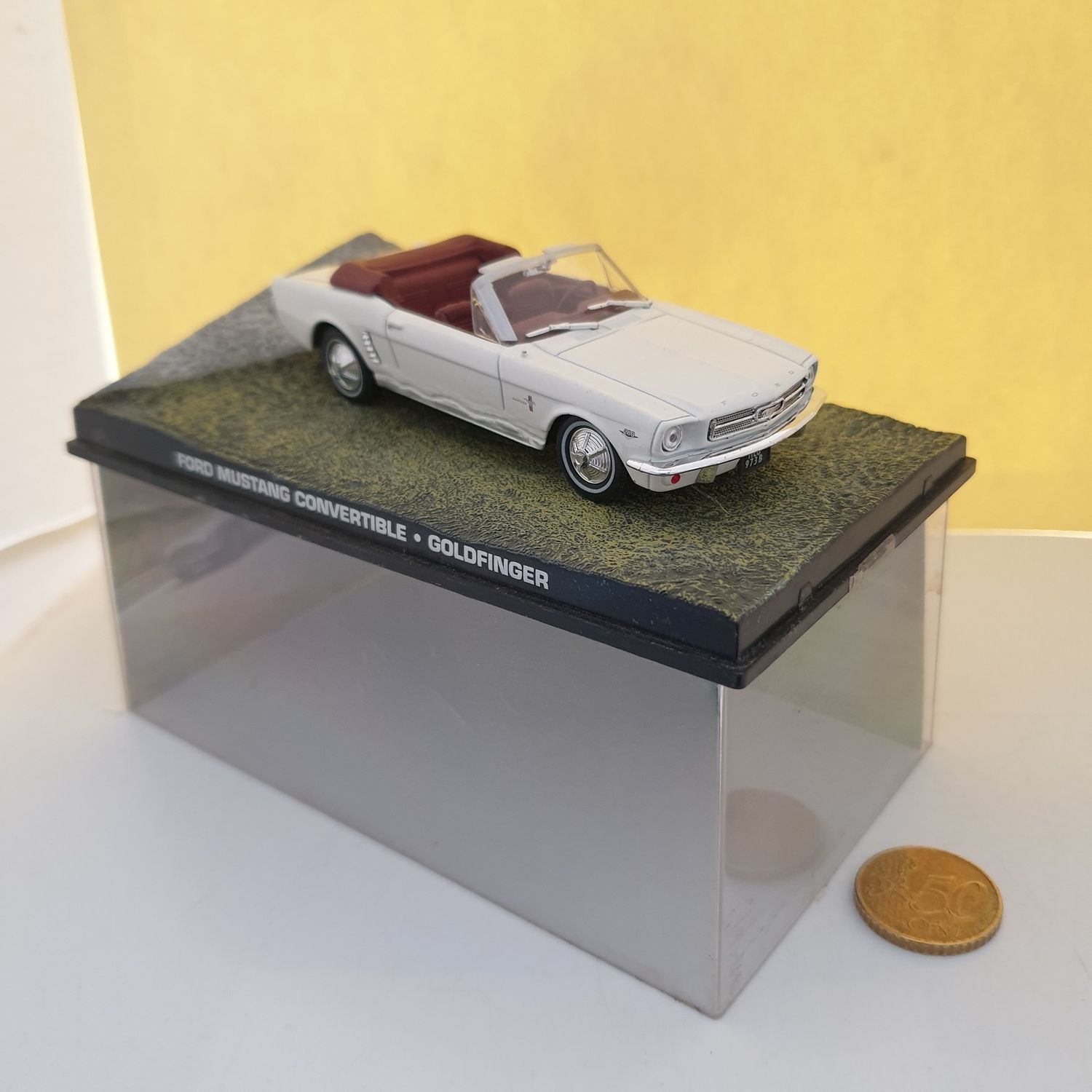 James Bond 007 Ford Mustang Convertible - Goldfinger - Scale 1/43 (YE277)